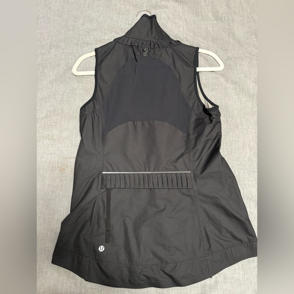 Lululemon Women's Black Hooded convertible vest/jacket size 6 running - Picture 6 of 7